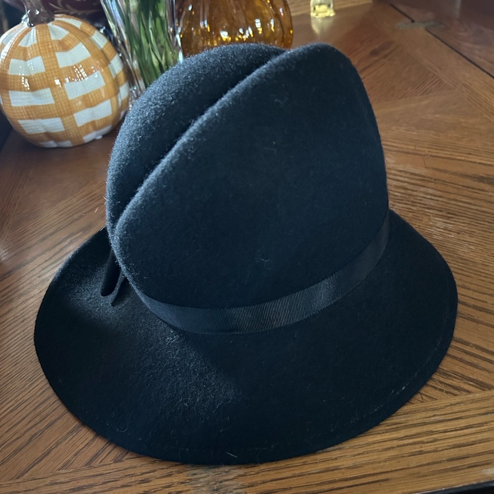 Vintage Black Wool Hat w Feather Embellishment - Picture 10 of 14